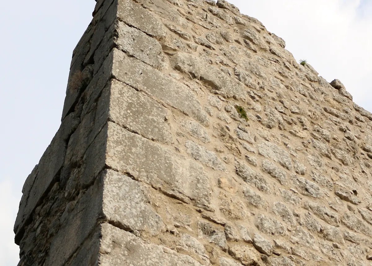 Mur en pierre du Château de Montbel